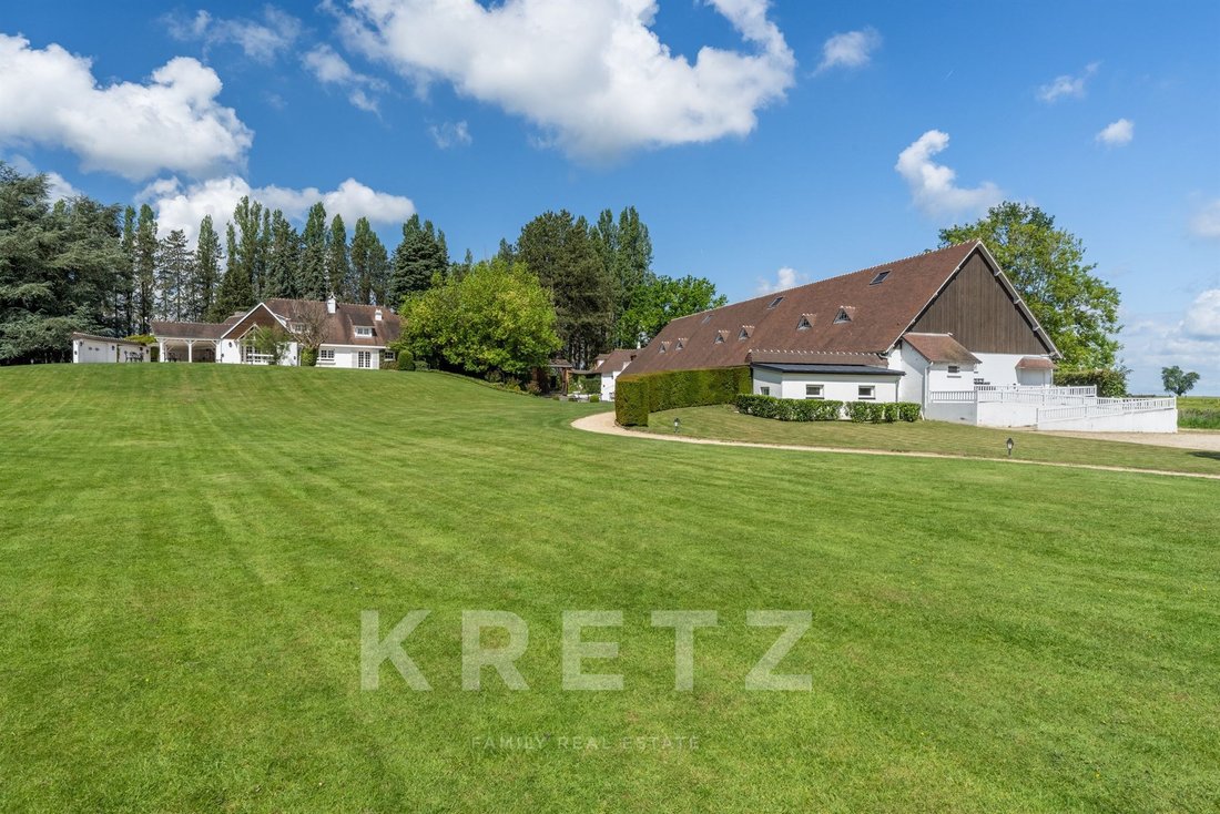 Estate in Les Mesnuls, Ile-de-France, France 5 - 17873742
