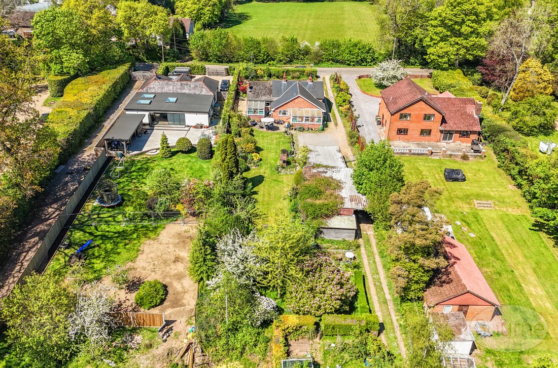 House in Four Marks, England 2 - 17882326