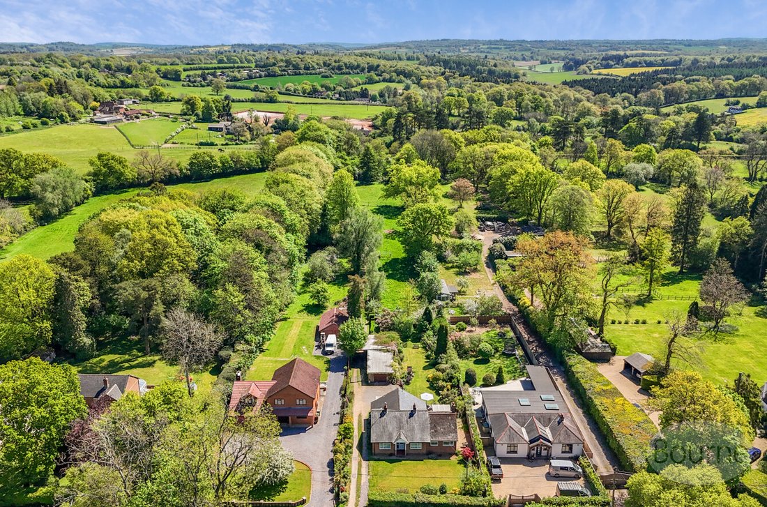 House in Four Marks, England 1 - 17882326