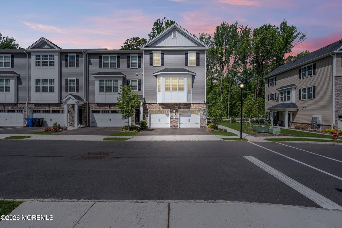 Condo in North Middletown, New Jersey, United States 1 - 17859795