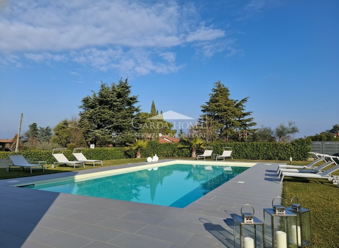 Villa in Manerba del Garda, Lombardy, Italy 2 - 16984390