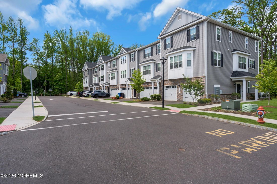 Condo in North Middletown, New Jersey, United States 3 - 17859795