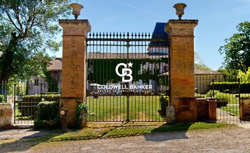 Castle in Beaumont-de-Lomagne, Occitania, France 1