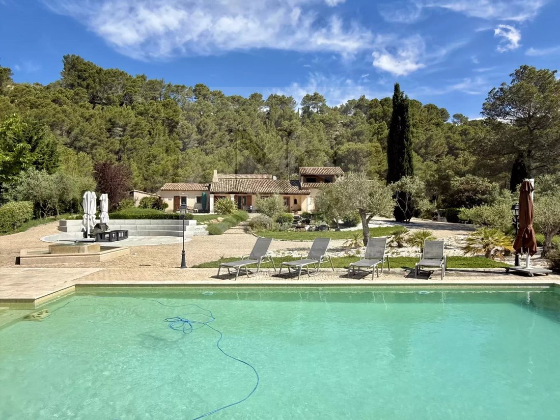 Estate in Saint-Marc-Jaumegarde, Provence-Alpes-Côte d'Azur, France 4 - 17877026