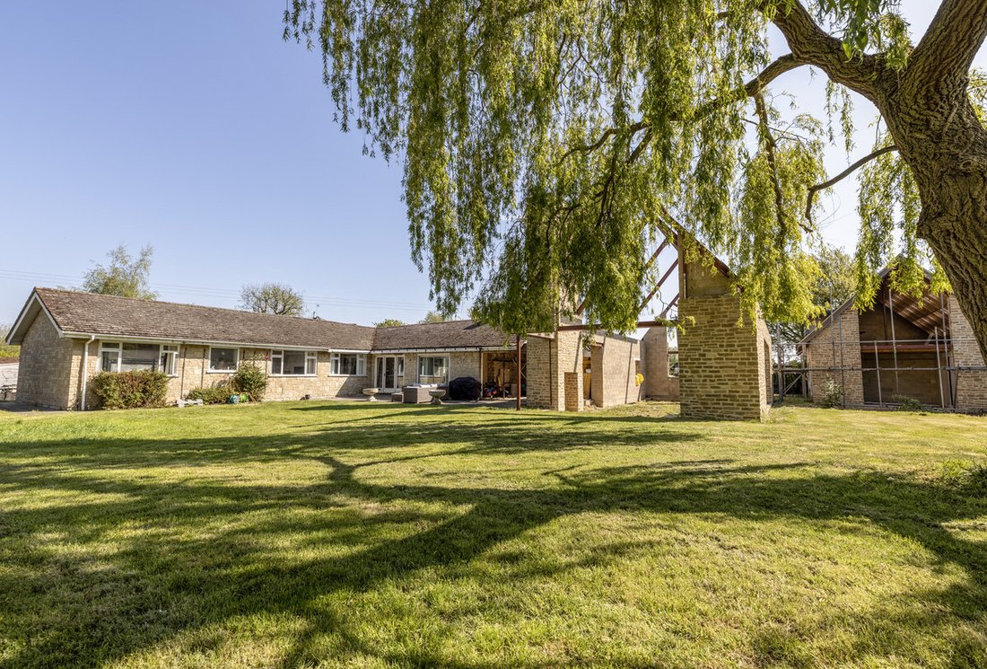 Bungalow in Uffington, England 4 - 17879107
