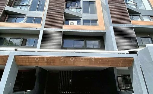 Townhouse in Chong Nonsi, Krung Thep Maha Nakhon, Thailand 1