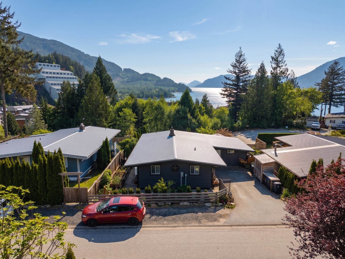 House in Britannia Beach, British Columbia, Canada 1 - 17882935