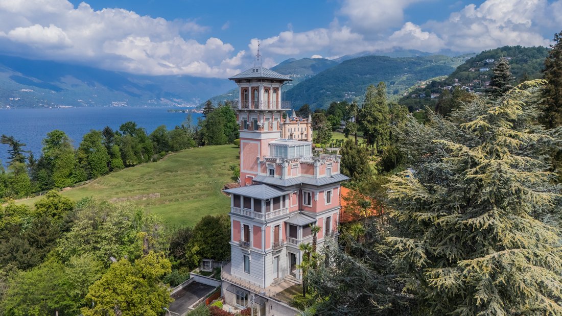 Villa in Luino, Lombardei, Italien 1 - 12695375