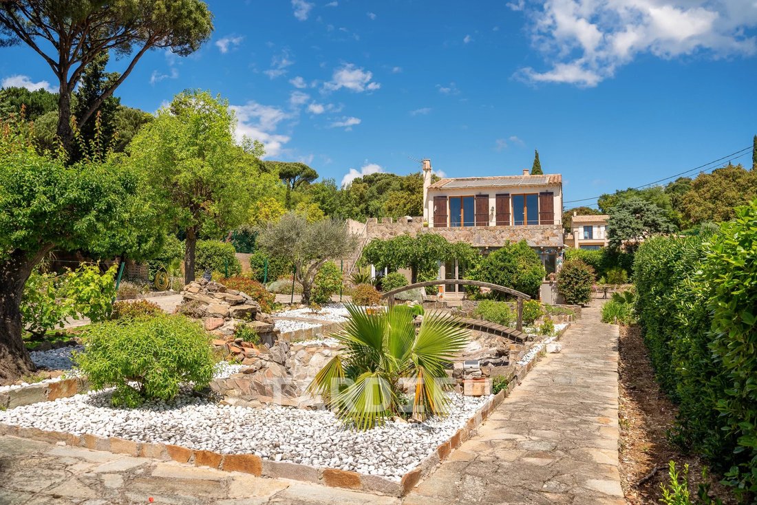 Villa in La Croix-Valmer, Provence-Alpes-Côte d'Azur, France 1 - 17887561