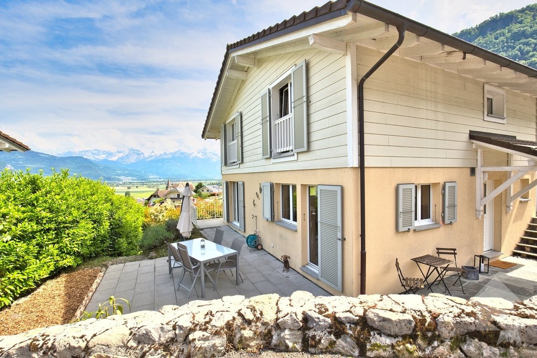Magnificent Semi Detached House With Garage