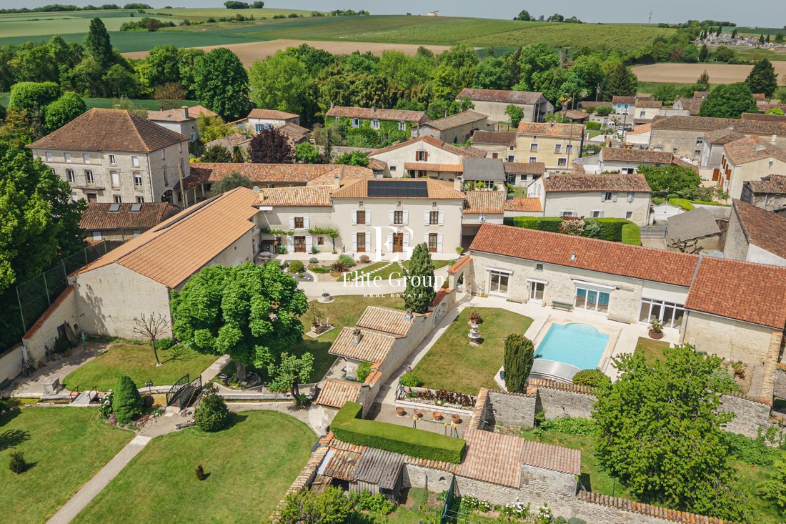 House in Genac-Bignac, Nouvelle-Aquitaine, France 3 - 17888061