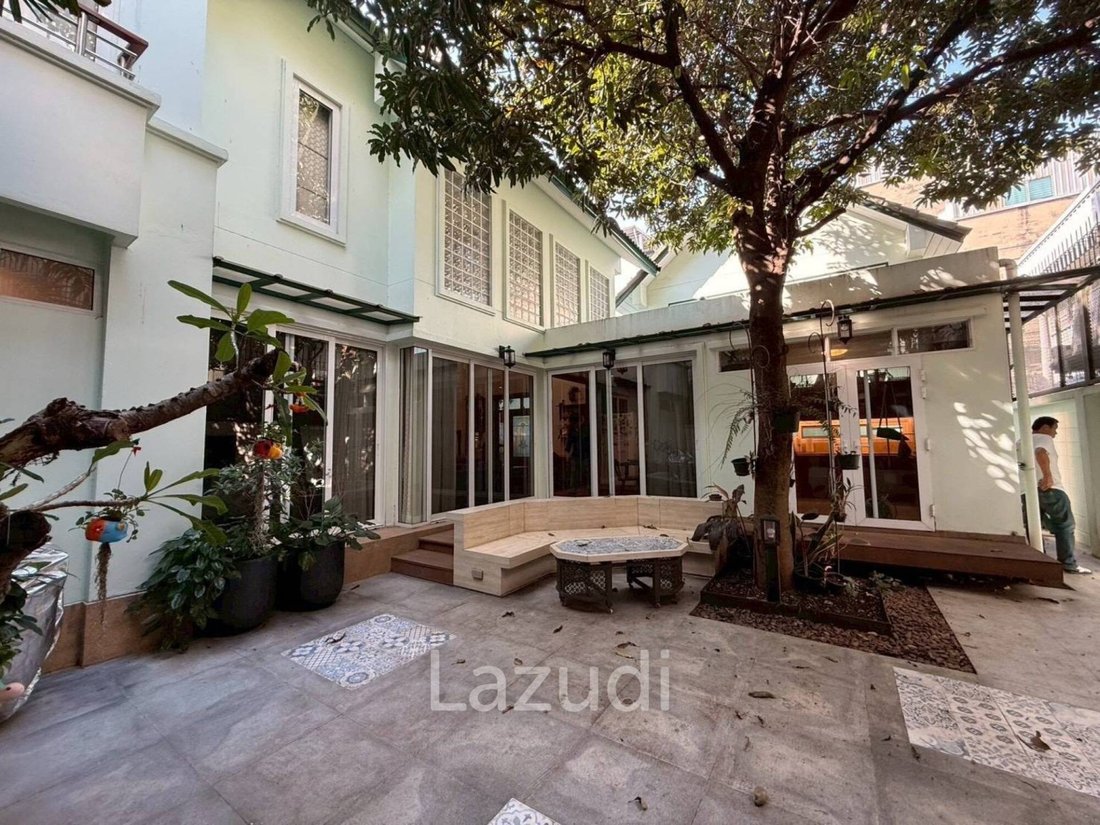 284 sqm home office with courtyards in Khlong Toei Bangkok