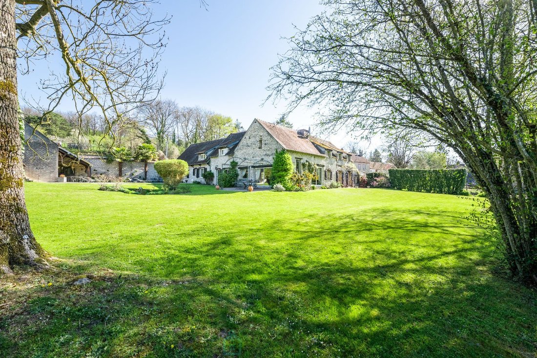 Estate in Fontainebleau, Ile-de-France, France 2 - 17892388