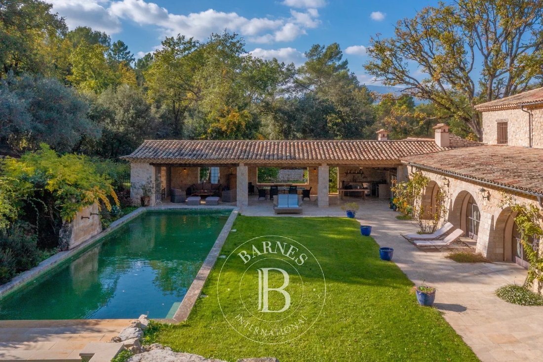 Estate in Nord, Roquefort-les-Pins, France 3 - 17889572