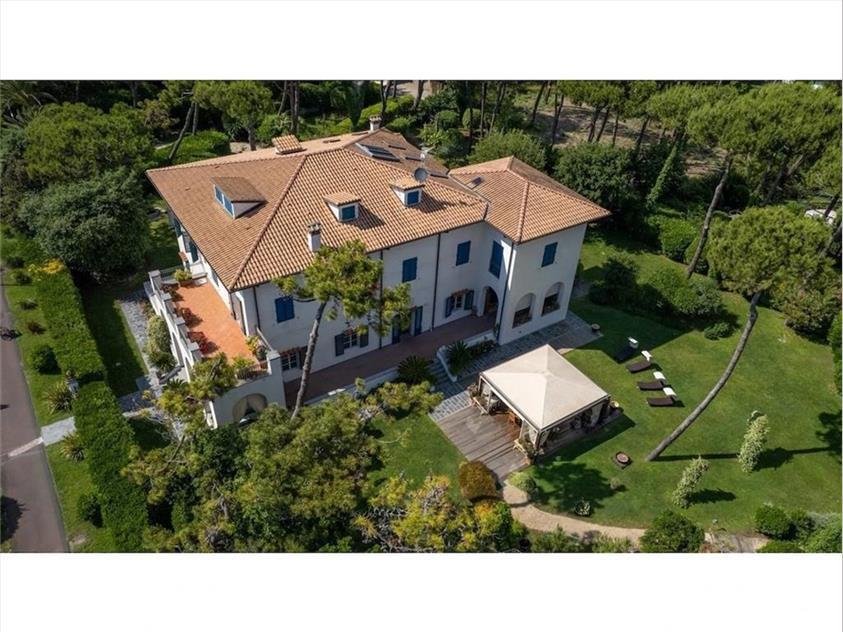 Villa in Center, Massa, Italy 1 - 17888501