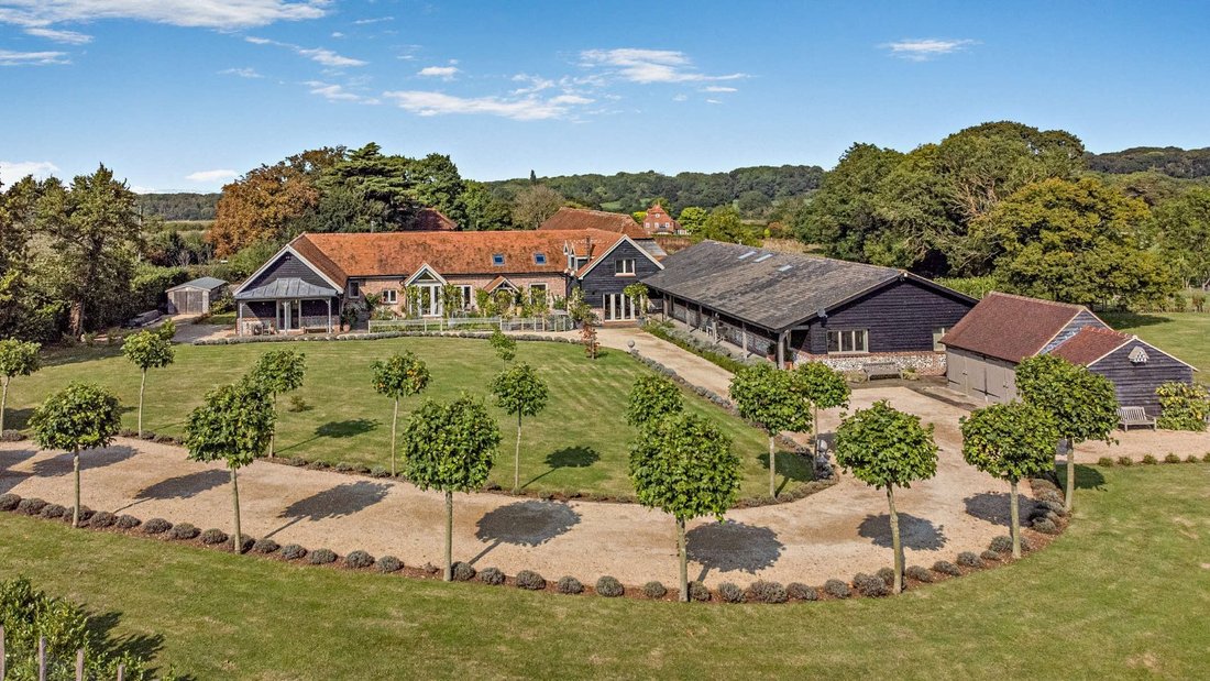 House in East Clandon, England 1 - 17889223