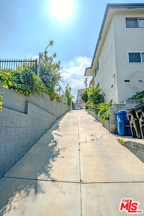 Los Angeles, California, United States 5 - 17893511