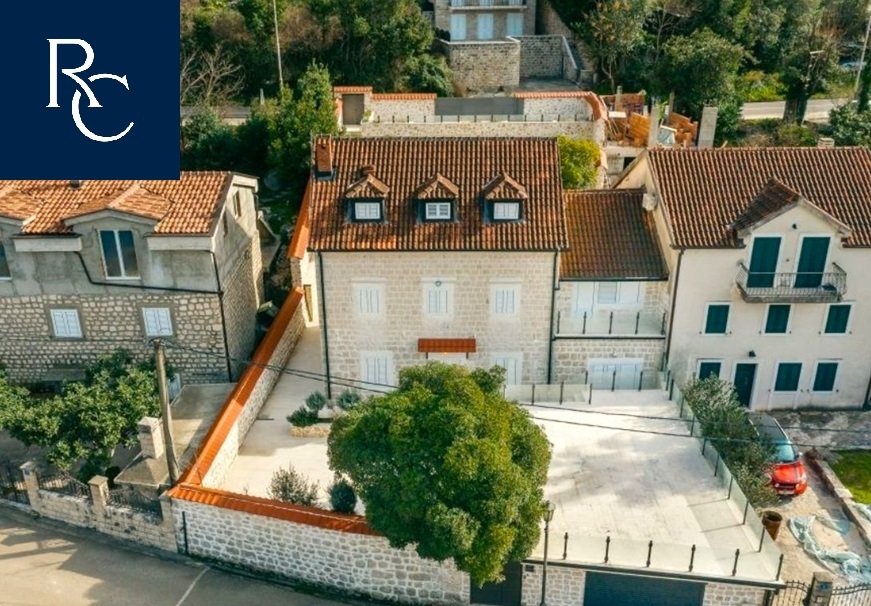 Villa in Dobrota, Kotor Municipality, Montenegro 1 - 17894843
