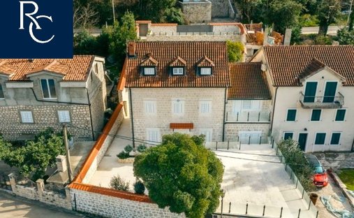 Villa in Dobrota, Kotor Municipality, Montenegro 1