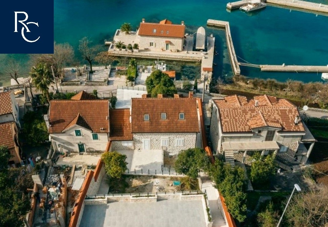 Villa in Dobrota, Kotor Municipality, Montenegro 2 - 17894843