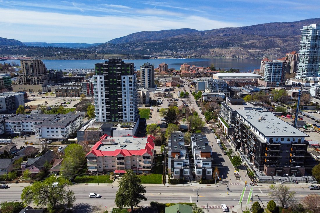 Townhouse in Kelowna, British Columbia, Canada 2 - 17894446