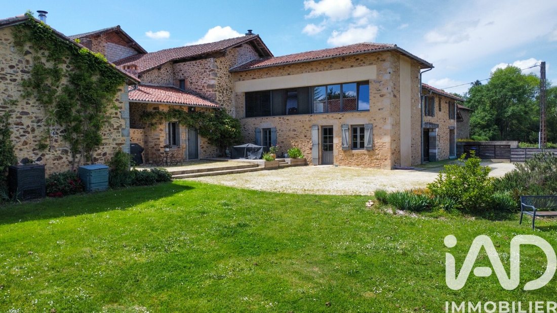 House in Rochechouart, Nouvelle-Aquitaine, France 1 - 17897320