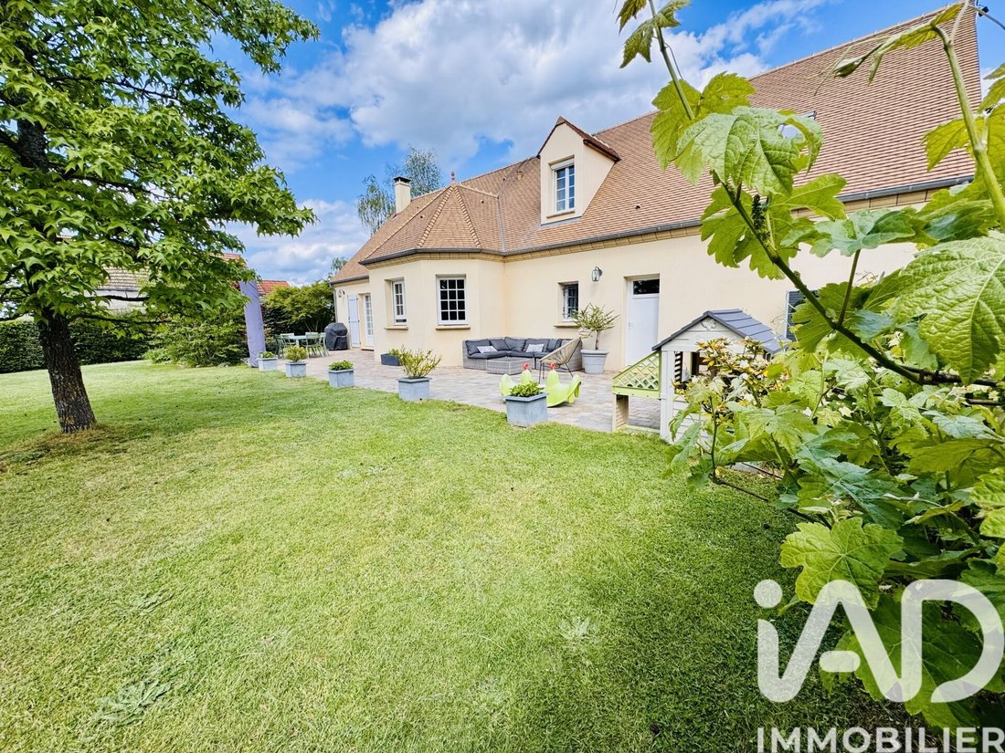 House in Bazoches-sur-Guyonne, Ile-de-France, France 1 - 17897139