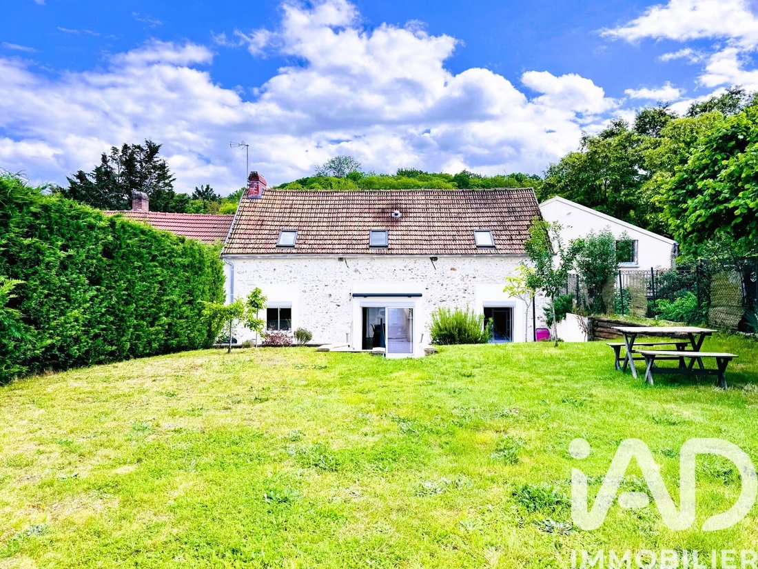 House in Bazoches-sur-Guyonne, Ile-de-France, France 1 - 17897215