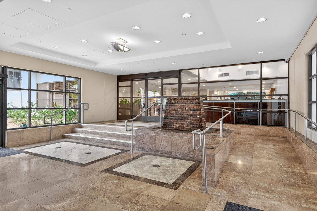 Condo in Los Angeles, California, United States 4 - 17895226