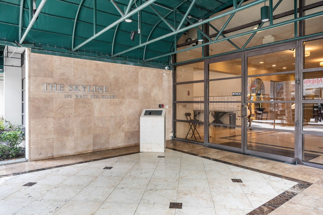 Condo in Los Angeles, California, United States 3 - 17895226