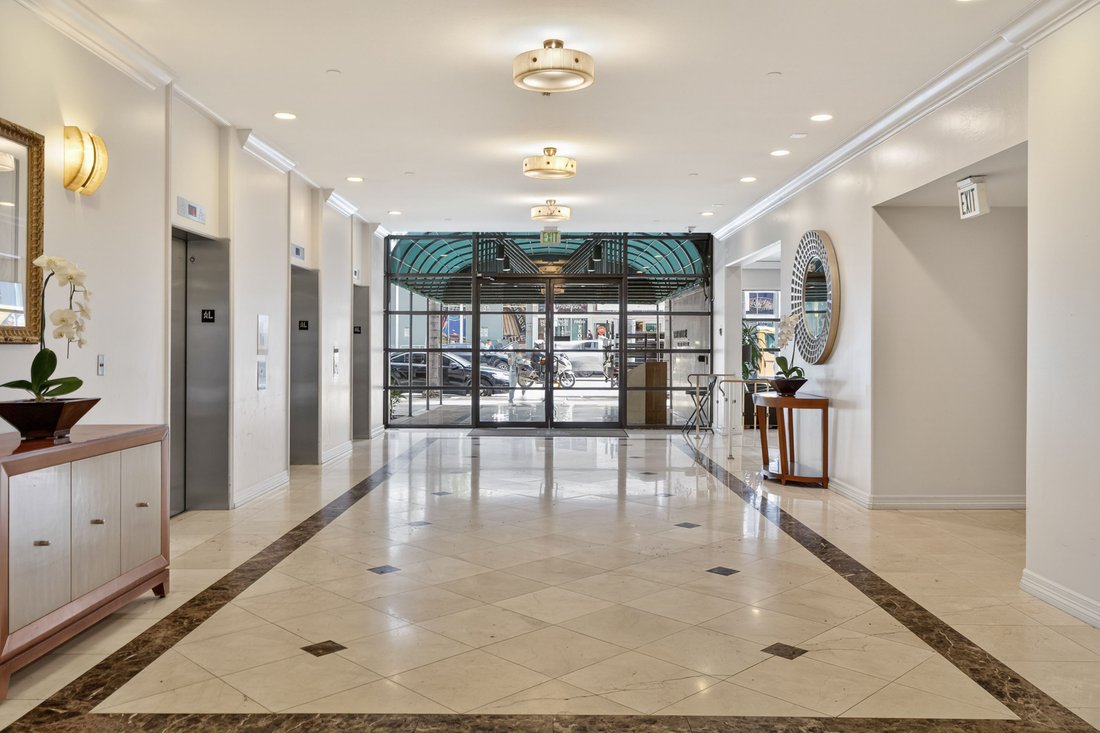 Condo in Los Angeles, California, United States 5 - 17895226