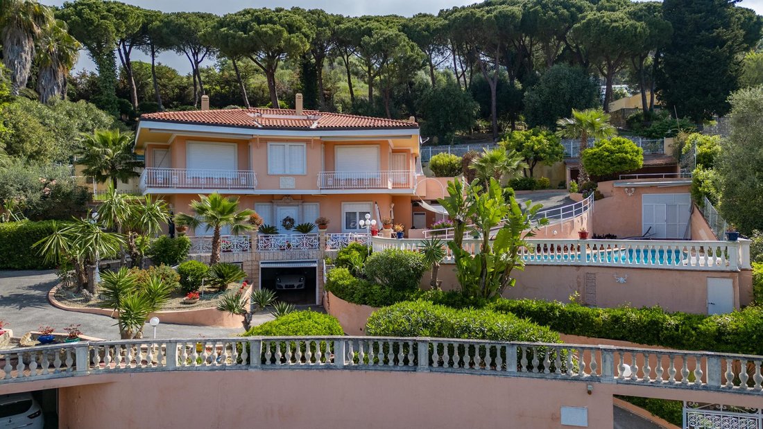 Villa in Bordighera, Liguria, Italy 1 - 17895077