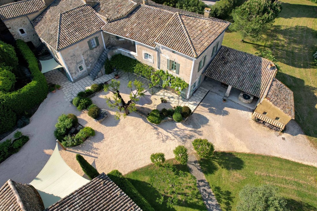 Estate in Uzès, Occitania, France 1 - 17896989