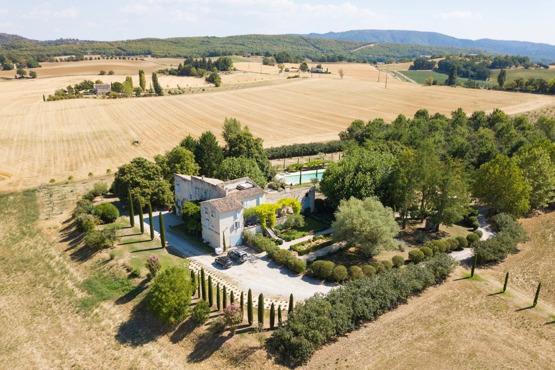 Estate in Forcalquier, Provence-Alpes-Côte d'Azur, France 1 - 17899631