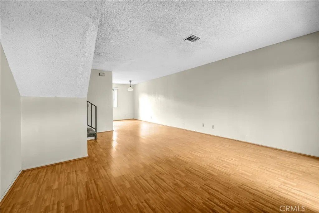 Altadena, California, United States 5 - 17633468