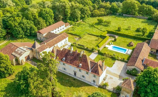 Villa in Croix Blanche-Près de Brou-Alagnier-Dîmes-Sardières, Bourg-en-Bresse, France 1