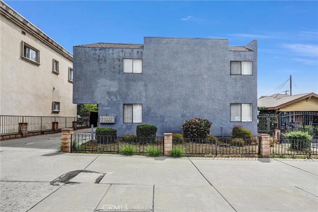 Altadena, California, United States 1 - 17633468