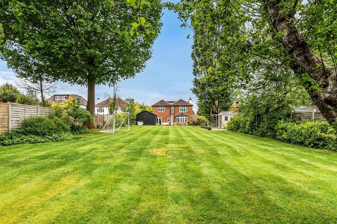 House in Hawks Hill, Fetcham, England 2 - 17895473