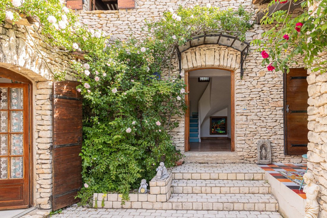 House in Gordes, Provence-Alpes-Côte d'Azur, France 3 - 17896256