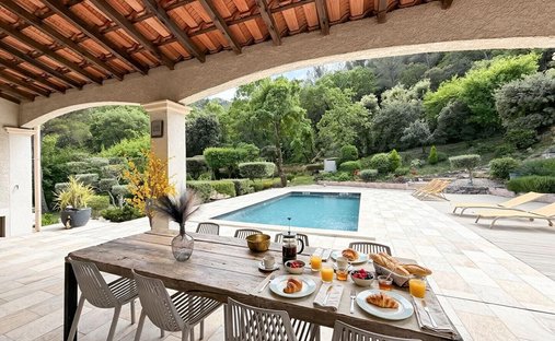 Villa in Hameau, Simiane-Collongue, France 1