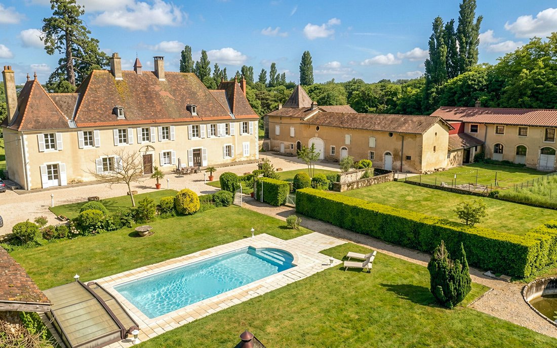 Villa in Croix Blanche-Près de Brou-Alagnier-Dîmes-Sardières, Bourg-en-Bresse, France 2 - 17896804