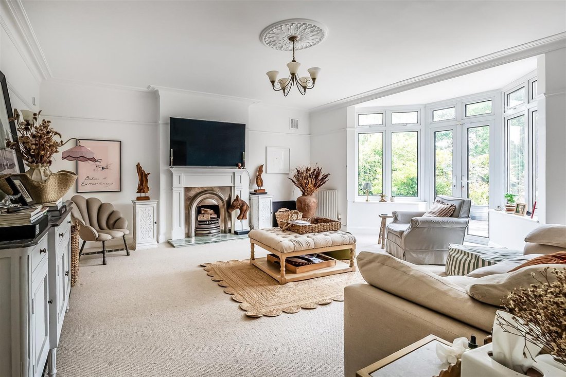 House in Hawks Hill, Fetcham, England 3 - 17895473