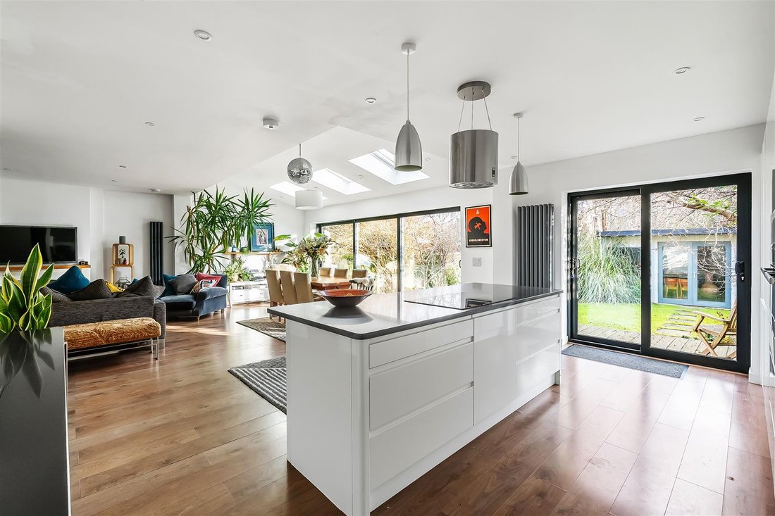 House in Hawks Hill, Fetcham, England 2 - 17895524