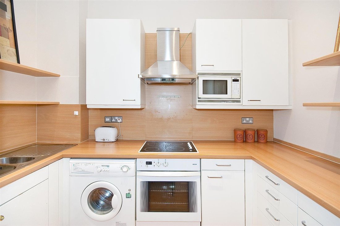 Apartment in Campden Hill, Kensington And Chelsea, England 2 - 17901345