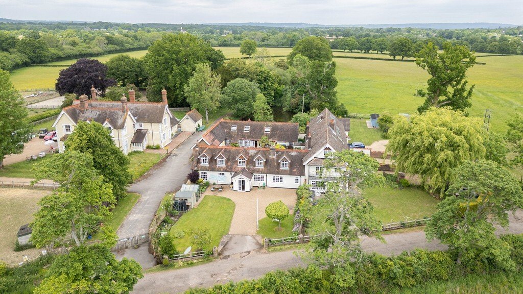 House in Newdigate, England 1 - 16941606