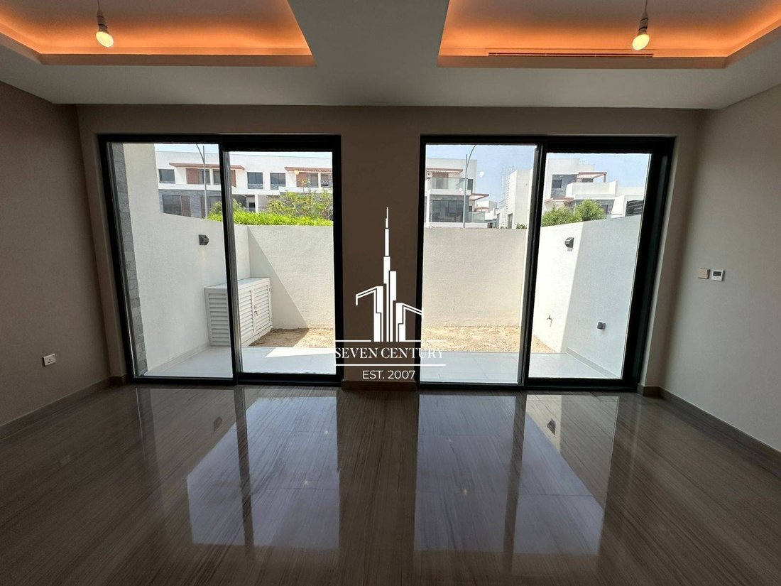 Villa in Damac Hills, Dubai, United Arab Emirates 2 - 17896248