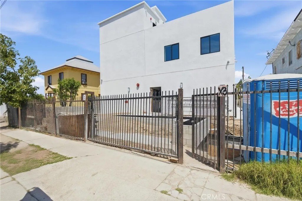 Los Angeles, California, United States 2 - 17899419