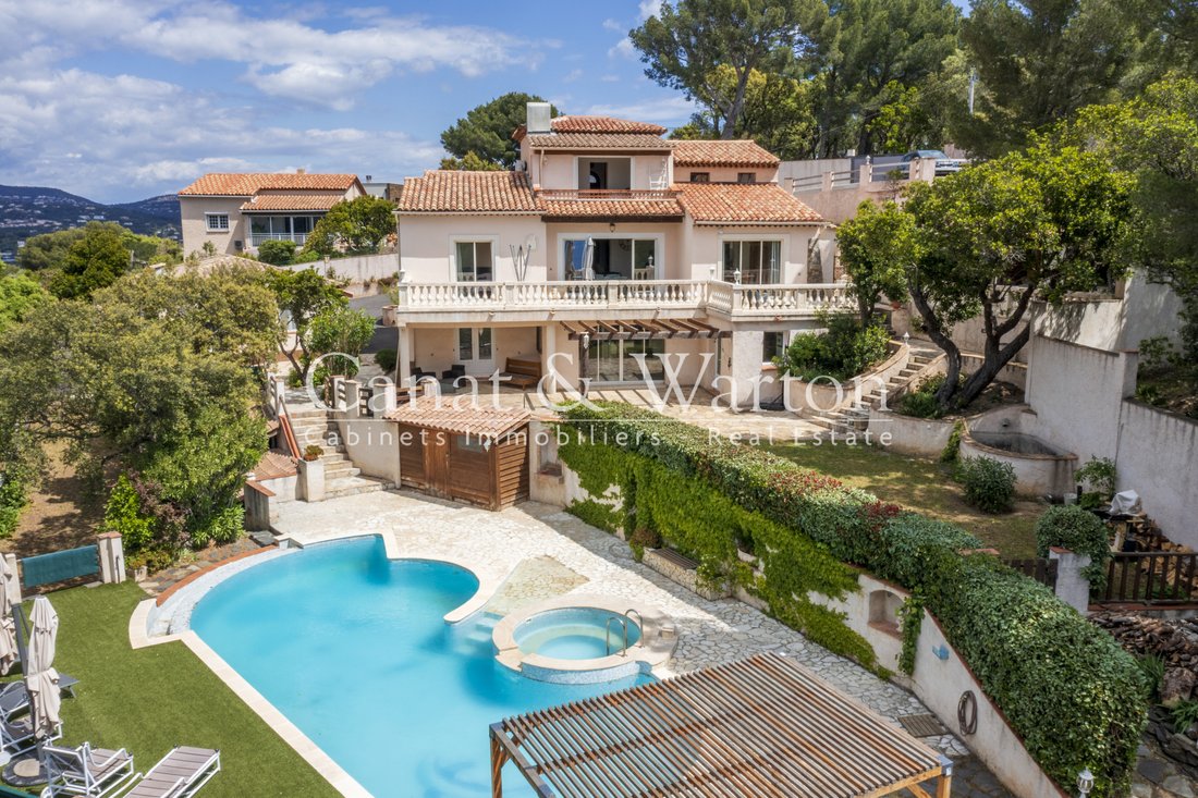 Villa in Sud, Cavalaire-sur-Mer, France 1 - 17899712