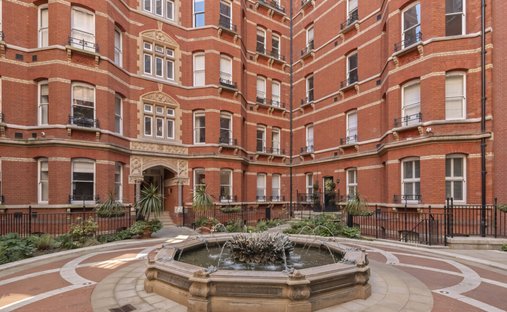 Apartment in Pimlico, Westminster, England 1