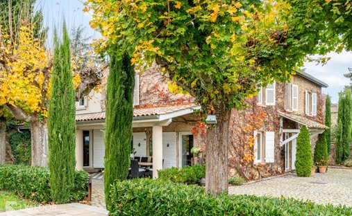 Estate in Poleymieux-au-Mont-d'Or, Auvergne-Rhône-Alpes, France 1